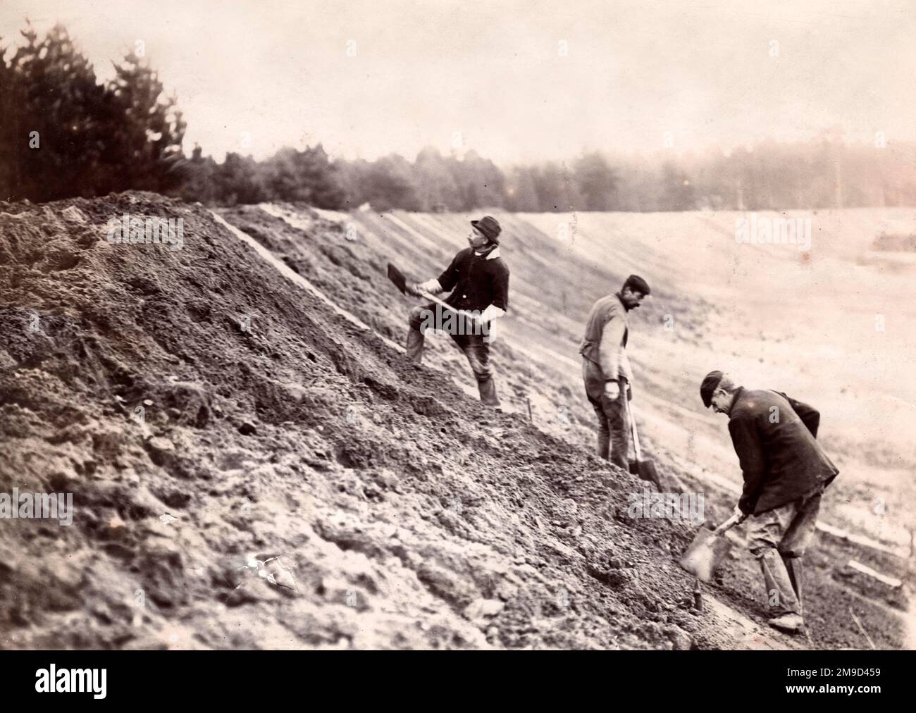 Track Construction - diffusione della sabbia sul banking 1906. Foto Stock