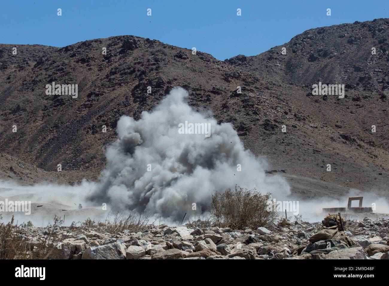 STATI UNITI Marines con 1st battaglione, 6th Marine Regiment, 2D Marine Division, esegue un attacco aziendale su Range 400 durante l'esercitazione integrata di addestramento (ITX) sul Marine Corps Air-Ground Combat Center, Twentynine Palms, 16 maggio 2022. ITX crea un ambiente di formazione stimolante e realistico che produce forze pronte per il combattimento in grado di operare come un MAGTF integrato. Foto Stock