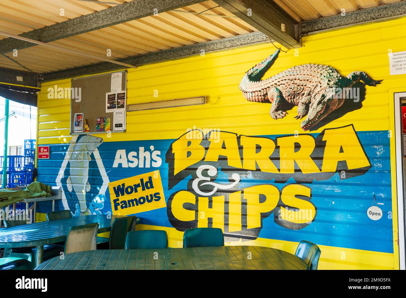 Firma all'interno del rinomato ristorante Ash's Fish and Chips nella piccola città di Karumba, Karumba Point, Golfo di Carpentaria, Queensland, QLD, Australia Foto Stock
