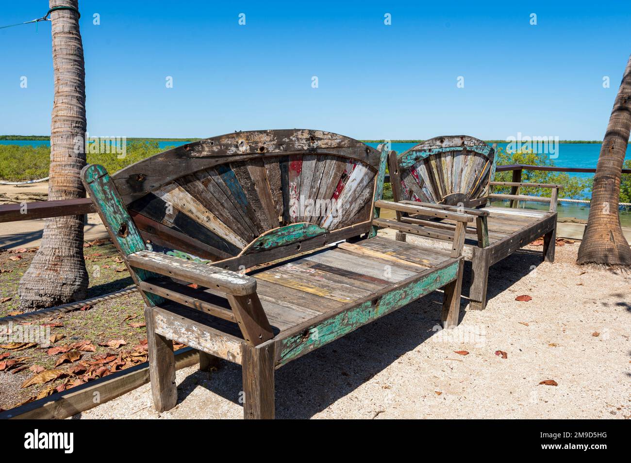 Panchine rustiche a Karumba Point, Golfo di Carpentaria, Queensland, QLD, Australia Foto Stock