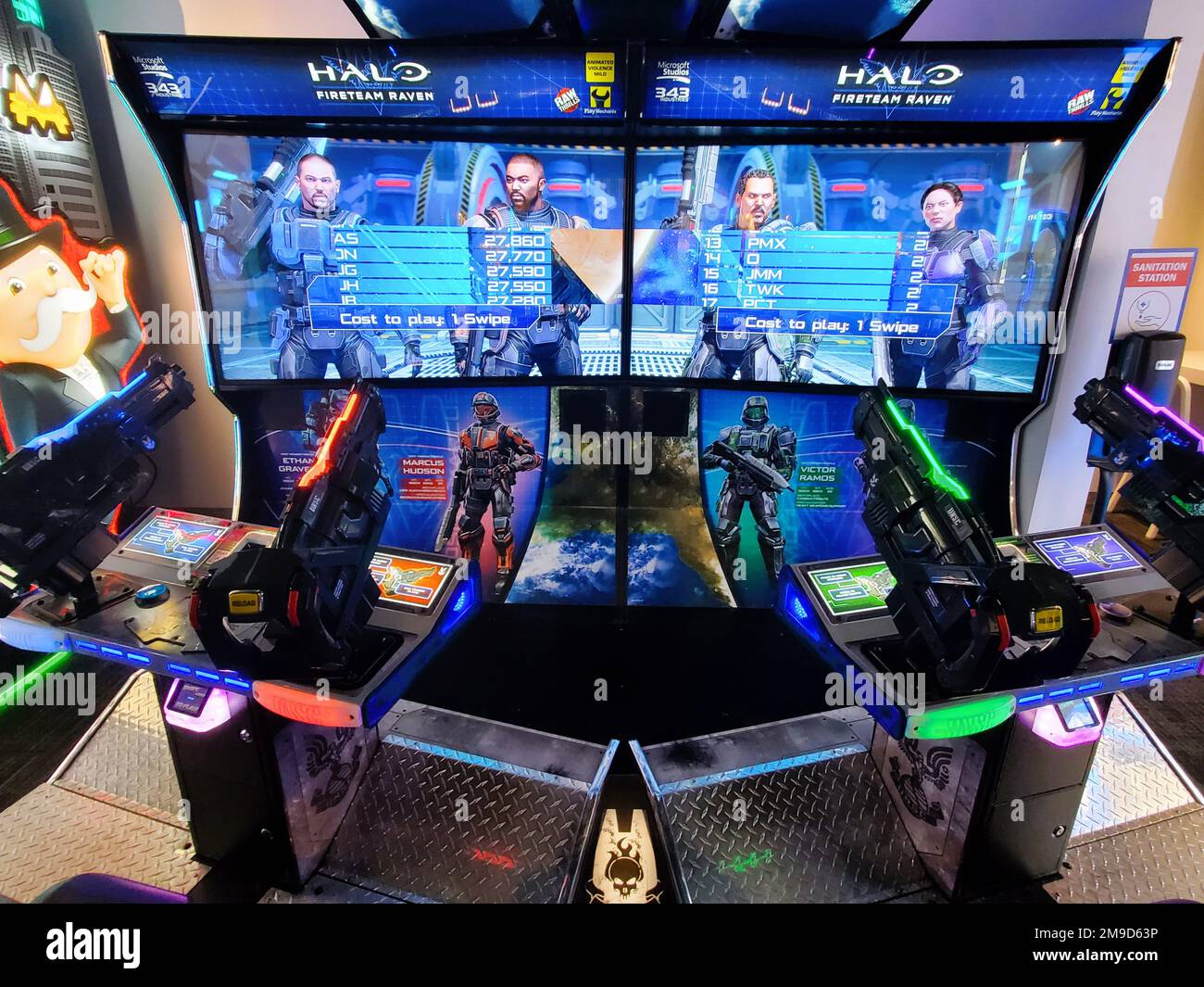 Nashville, Tennessee, U.S.A - 22 giugno 2022 - il doppio grande schermo del video gioco arcade Halo Fireteam Raven Foto Stock