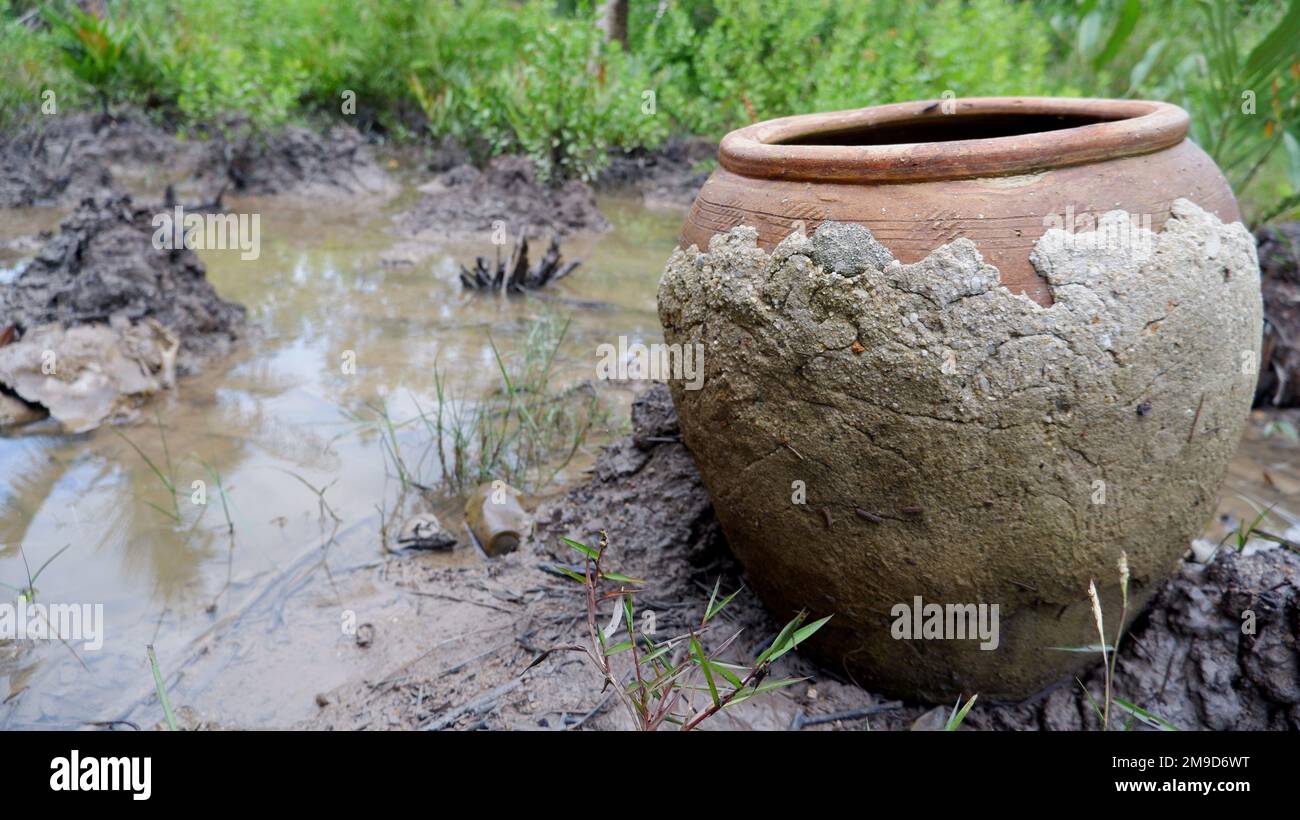 Vecchi vasi che sono sprecati terreno fangoso Foto Stock