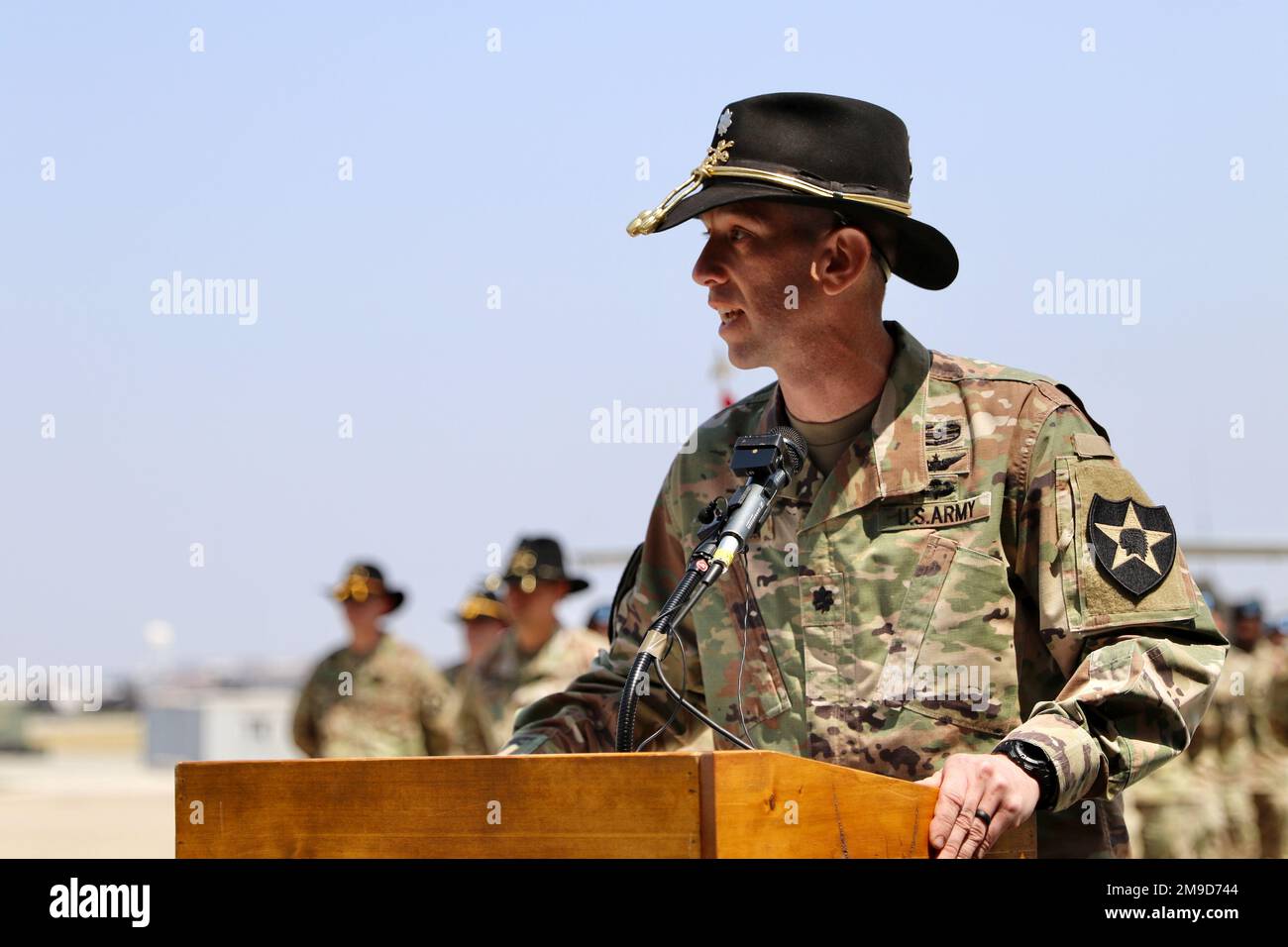 Il tenente colonnello Ian Benson, comandante dello Squadrone 5th, del reggimento di cavalleria 17th, della Brigata dell'Aviazione di combattimento 2nd, fornisce le osservazioni di apertura alla cerimonia di attivazione dell'unità. Foto Stock