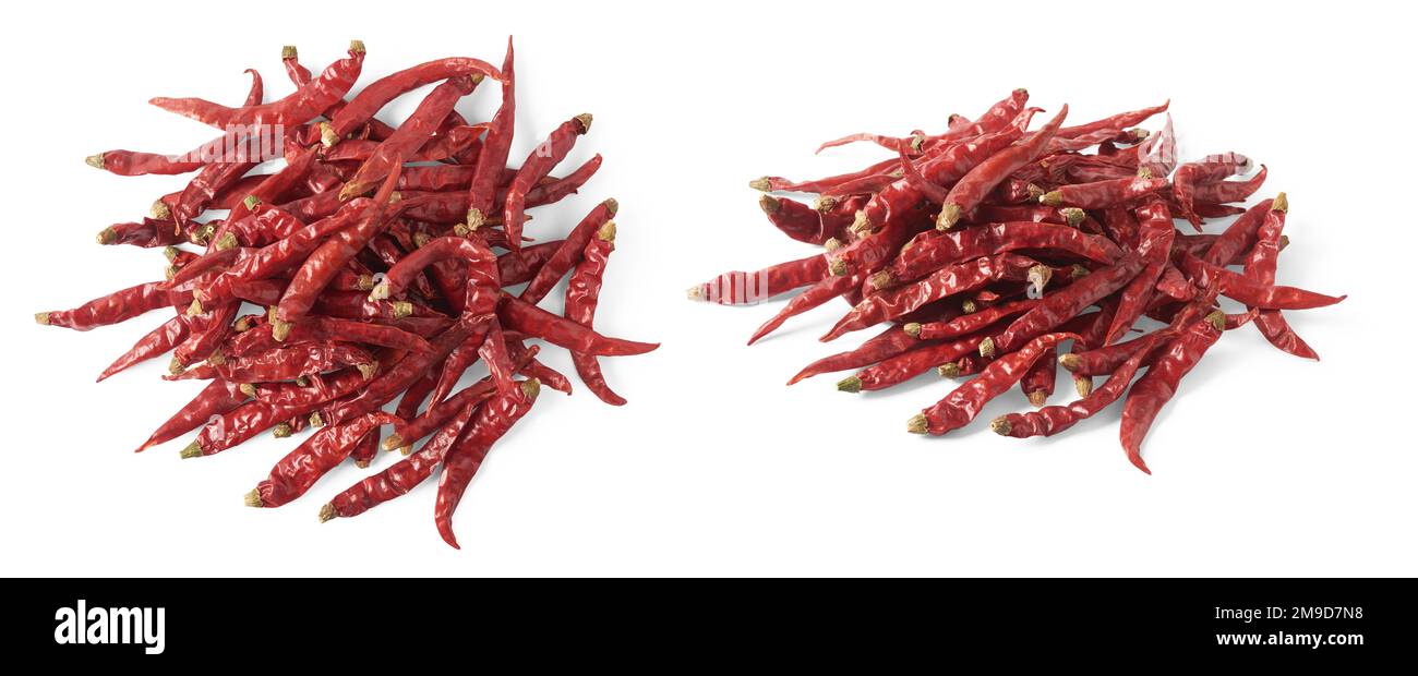 pila di peperoncini rossi secchi o cayenne da diverse angolazioni, insieme di spezie calde isolate su fondo bianco, raccolta Foto Stock
