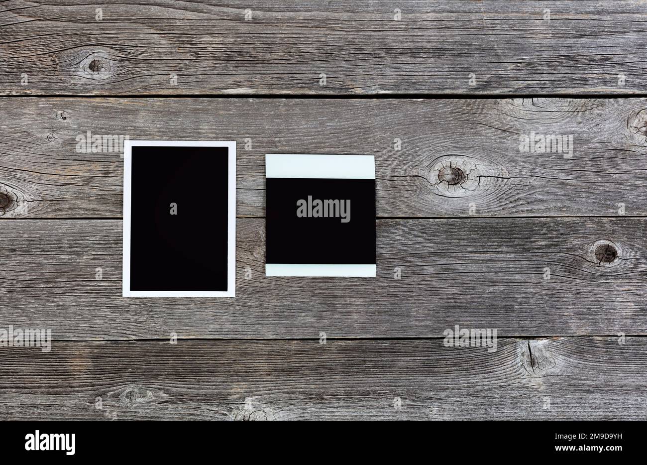 Foto istantanee e 35mm riprese su una scrivania rustica in legno Foto Stock