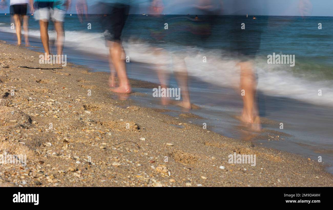 Timelapse mostra la sfocatura del movimento di persone e onde che si muovono attraverso ft. Lauderdale Beach. Foto Stock