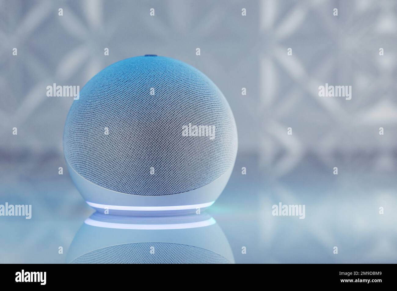 Un'immagine di Amazon Echo 4 con luce LED blu al neon sulla parte inferiore  del tavolo bianco sullo sfondo di pareti bianche a trama lucida con colonne  luminose Foto stock - Alamy
