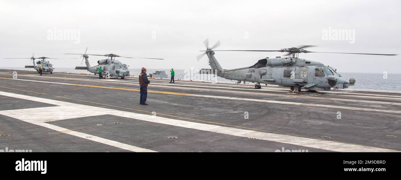 220517-N-LY692-2050 OCEANO PACIFICO (17 maggio 2022) tre elicotteri MH-60R Sea Hawk, dei "Battlecats" dell'Helicopter Maritime Strike Squadron (HSM) 73, riposano sul ponte di volo della portaerei USS Nimitz (CVN 68). Nimitz sta conducendo corsi di formazione su misura per la disponibilità e la valutazione finale dei problemi (TSTA/FEP). La TSTA prepara la nave e l’equipaggio per la piena integrazione in un gruppo di sciopero dei vettori attraverso un’ampia gamma di operazioni mission-critical. Vettore aereo,CVN 68,Navy,Nimitz Foto Stock