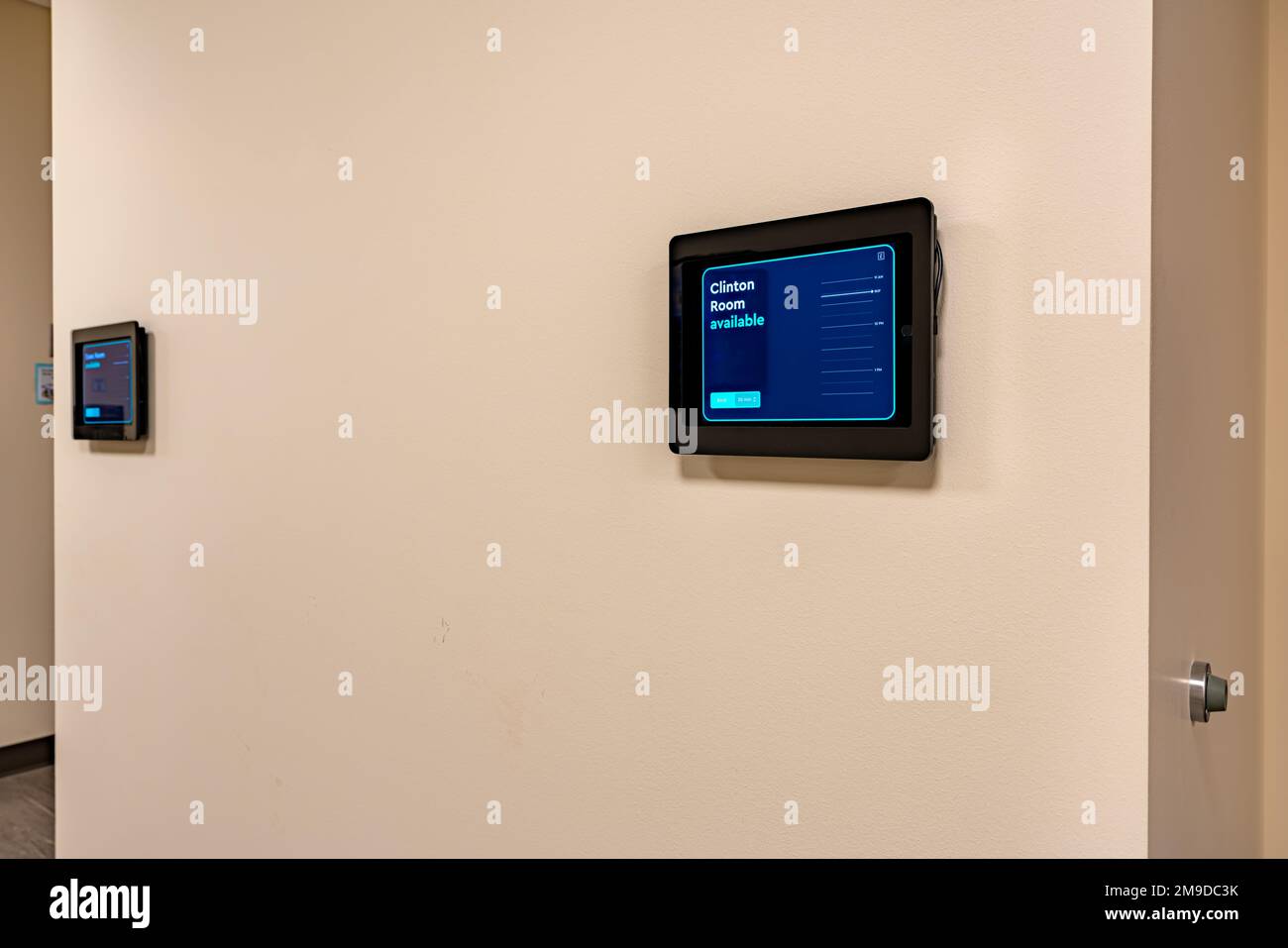 Immagine ravvicinata della schermata del sistema di prenotazione di una sala riunioni integrata in un edificio intelligente. Foto Stock