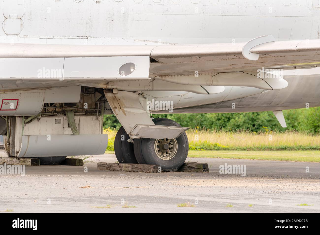 foto ravvicinate dei vecchi attrezzi di atterraggio per jet commerciali parcheggiati in un cantiere per ossa. Foto Stock