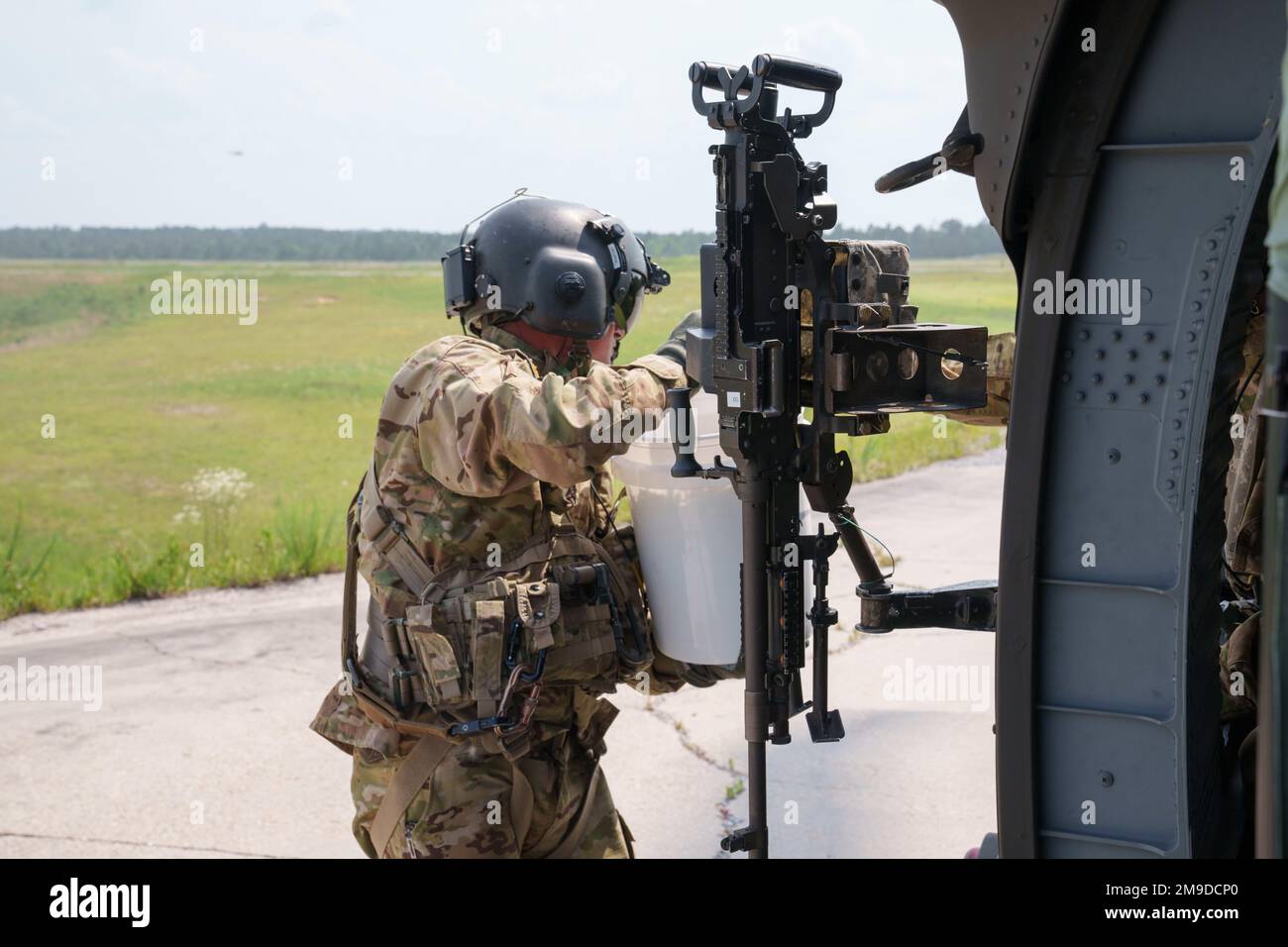I soldati della Guardia Nazionale della Louisiana con il 204th Theater Airfield Operations Group conducono tavoli da fuoco per elicotteri durante gli allenamenti annuali a Camp Shelby, Mississippi, 17 maggio 2022. Foto Stock