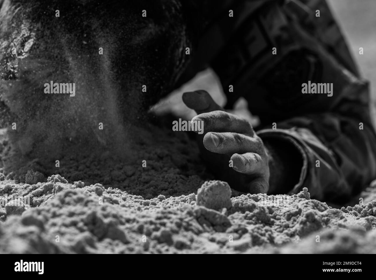 Un difensore assegnato allo Squadrone delle forze di sicurezza 6th striscia attraverso la sabbia durante la seconda sfida annuale dei difensori per la settimana nazionale della polizia 17 maggio 2022, a MacDill Beach, Florida. La sfida consisteva in un complessivo fucile M-4 carbine ripiegato alla cieca, una marcia di fucile e un giro in spiaggia. Ogni anno, i MacDill Airmen si riuniscono per celebrare la settimana nazionale della polizia onorando le forze dell'ordine militari e civili che hanno pagato il sacrificio finale mentre erano in linea di dovere. Foto Stock