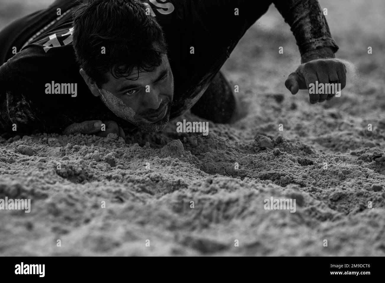 Andres Delgato, ufficiale dello sceriffo della contea di Collier, si incolla nella sabbia durante la seconda edizione annuale della Defenders Challenge for National Police Week, il 17 maggio 2022, a MacDill Beach, Florida. La sfida consisteva in un complessivo fucile M-4 carbine ripiegato alla cieca, una marcia di fucile e un giro in spiaggia. Ogni anno, i MacDill Airmen si riuniscono per celebrare la settimana nazionale della polizia onorando le forze dell'ordine militari e civili che hanno pagato il sacrificio finale mentre erano in linea di dovere. Foto Stock