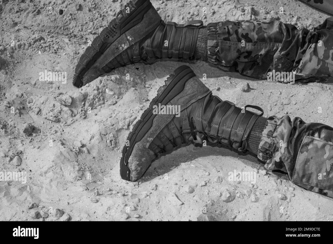 Un difensore assegnato allo Squadrone delle forze di sicurezza 6th trascina i piedi attraverso la sabbia durante la seconda sfida annuale dei difensori per la settimana nazionale della polizia 17 maggio 2022, a MacDill Beach, Florida. La sfida consisteva in un complessivo fucile M-4 carbine ripiegato alla cieca, una marcia di fucile e un giro in spiaggia. Ogni anno, i MacDill Airmen si riuniscono per celebrare la settimana nazionale della polizia onorando le forze dell'ordine militari e civili che hanno pagato il sacrificio finale mentre erano in linea di dovere. Foto Stock