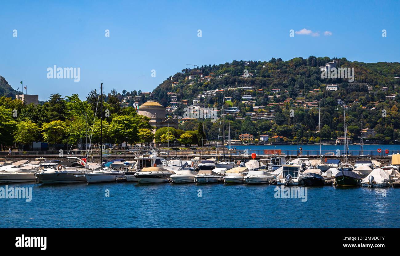 Vista sulla strada e sul lago della città di Como, all'estremità meridionale del Lago di Como, nel nord Italia Foto Stock