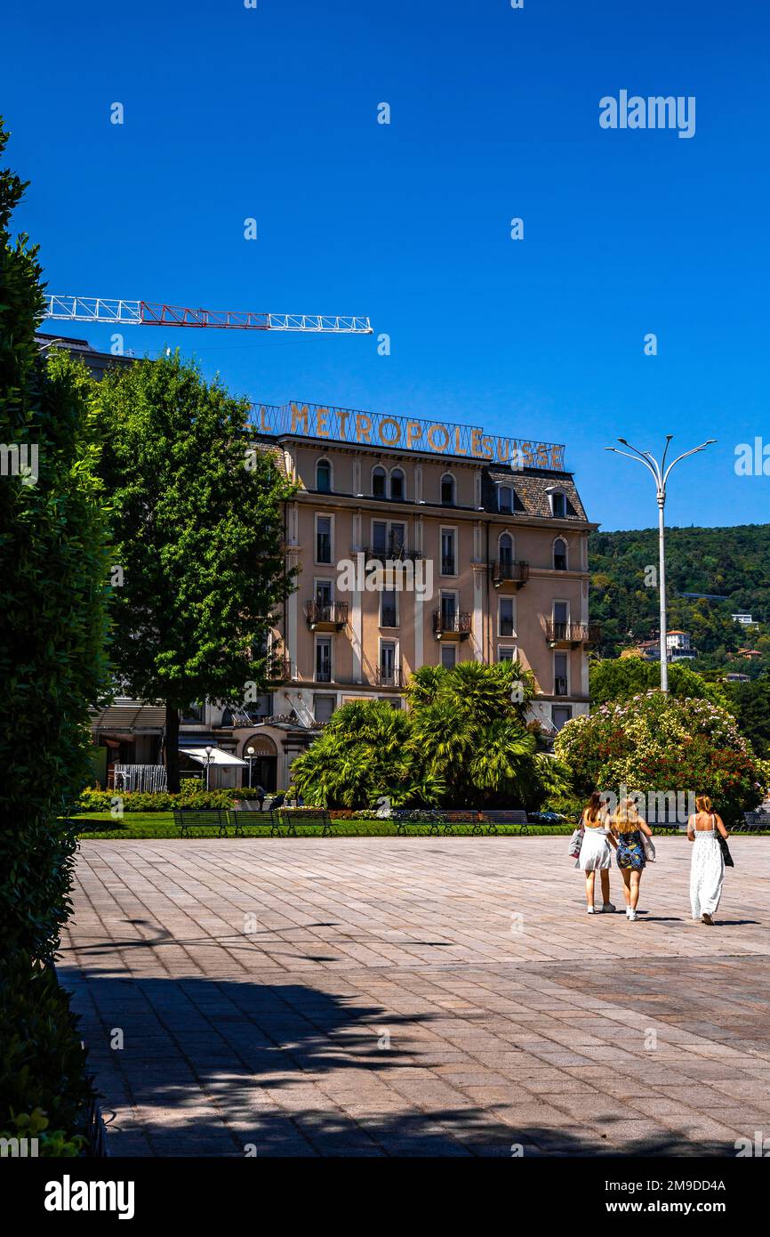 Vista sulla strada e sul lago della città di Como, all'estremità meridionale del Lago di Como, nel nord Italia Foto Stock