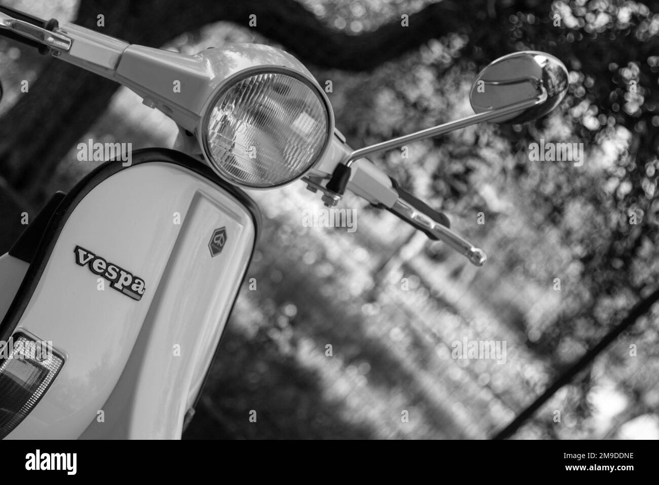 Immagine ravvicinata di una vecchia Vespa Piaggio di colore bianco. Firenze, Italia 01-15-2023 Foto Stock