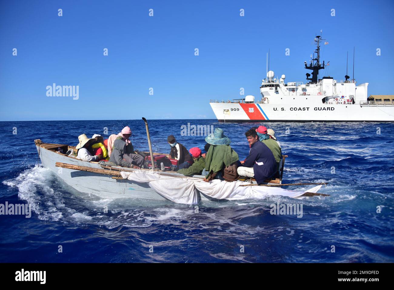 A Coast Guard Air Station Clearwater C-130 Hercules forze dell'ordine l'equipaggio ha allertato Coast Guard Sector Key West watchstanders di una nave rustica circa 40 miglia a sud di Long Key, Florida, 17 maggio 2020. Il popolo fu ripatirato a Cuba il 21 maggio 2022. Foto Stock