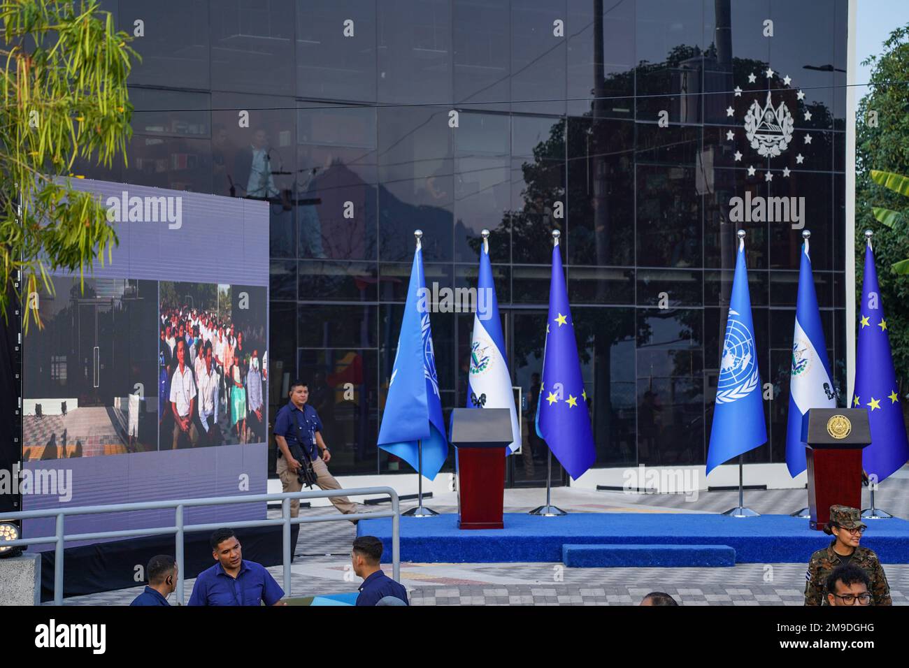 Mejicanos, El Salvador. 17th Jan, 2023. I lavoratori della Presidenza preparano la tappa prima dell'inaugurazione di un centro comunitario finanziato dall'Agenzia delle Nazioni Unite per i rifugiati e dall'Unione europea Credit: SOPA Images Limited/Alamy Live News Foto Stock