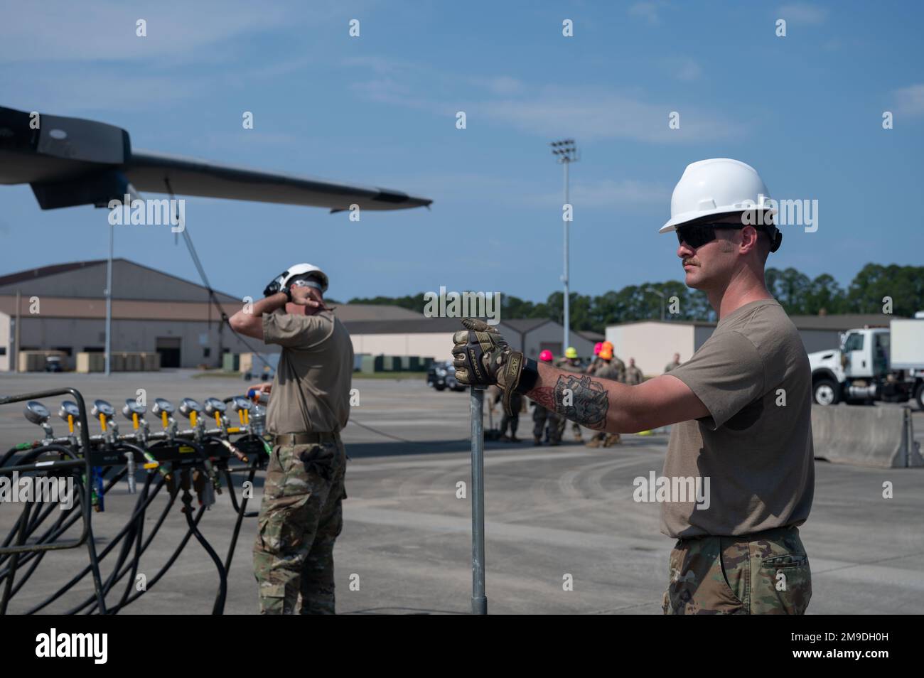 I militari della Pennsylvania Air National Guard’s Special Operations Wing 193rd con lo Squadron Special Operations Maintenance 1st parteciperanno a un esercizio di formazione congiunto per sollevare un MC-130H il 17 maggio 2022, presso Hurlburt Field, Florida. Questo evento di formazione ha dimostrato la capacità di eseguire un ascensore per aeromobili in circostanze in cui le attrezzature tradizionali potrebbero non essere disponibili. Foto Stock