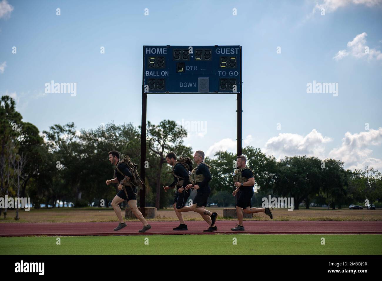 I membri del Collier County Sheriff’s Office hanno fatto un giro durante il secondo Defenders Challenge annuale alla base aerea di MacDill, Florida, il 17 maggio 2022. I militari, i civili e le forze dell'ordine locali hanno partecipato alla sfida, tenuta in onore della settimana nazionale della polizia, di rendere omaggio a coloro che hanno dato la loro vita in linea di dovere. Foto Stock I membri del Collier County Sheriff’s Office hanno fatto un giro durante il secondo Defenders Challenge annuale alla base aerea di MacDill, Florida, il 17 maggio 2022. I militari, i civili e le forze dell'ordine locali hanno partecipato alla sfida, tenuta in onore della settimana nazionale della polizia, di rendere omaggio a coloro che hanno dato la loro vita in linea di dovere. Foto Stock