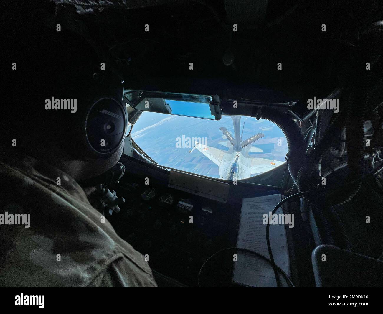 Alabama Air National Guard Tech. Michael Robinson, operatore del braccio KC-135 117th Air Refueling Wing, guida il braccio di rifornimento per rifornire a mezz'aria un F-16 rumeno, Bucarest, Romania. 17 maggio 2022. Questo esercizio ha consentito alla Guardia Nazionale dell'Alabama di assistere l'Aeronautica Rumena nella familiarizzazione con il rifornimento a mezz'aria. Foto Stock