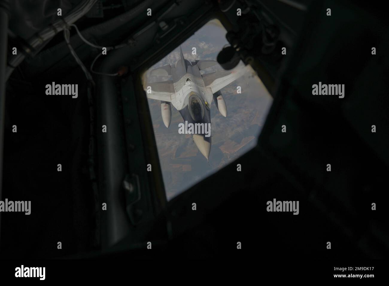 Il rumeno F-16 si prepara ad essere rifornito a mezz'aria da un KC-135 della Alabama Air National Guard 117th Air Refueling Wing, Bucarest, Romania. 17 maggio 2022. Questo esercizio è stato parte di una missione formativa congiunta, attraverso il programma di partenariato di Stato tra la Guardia Nazionale dell'Alabama e la Romania. Foto Stock