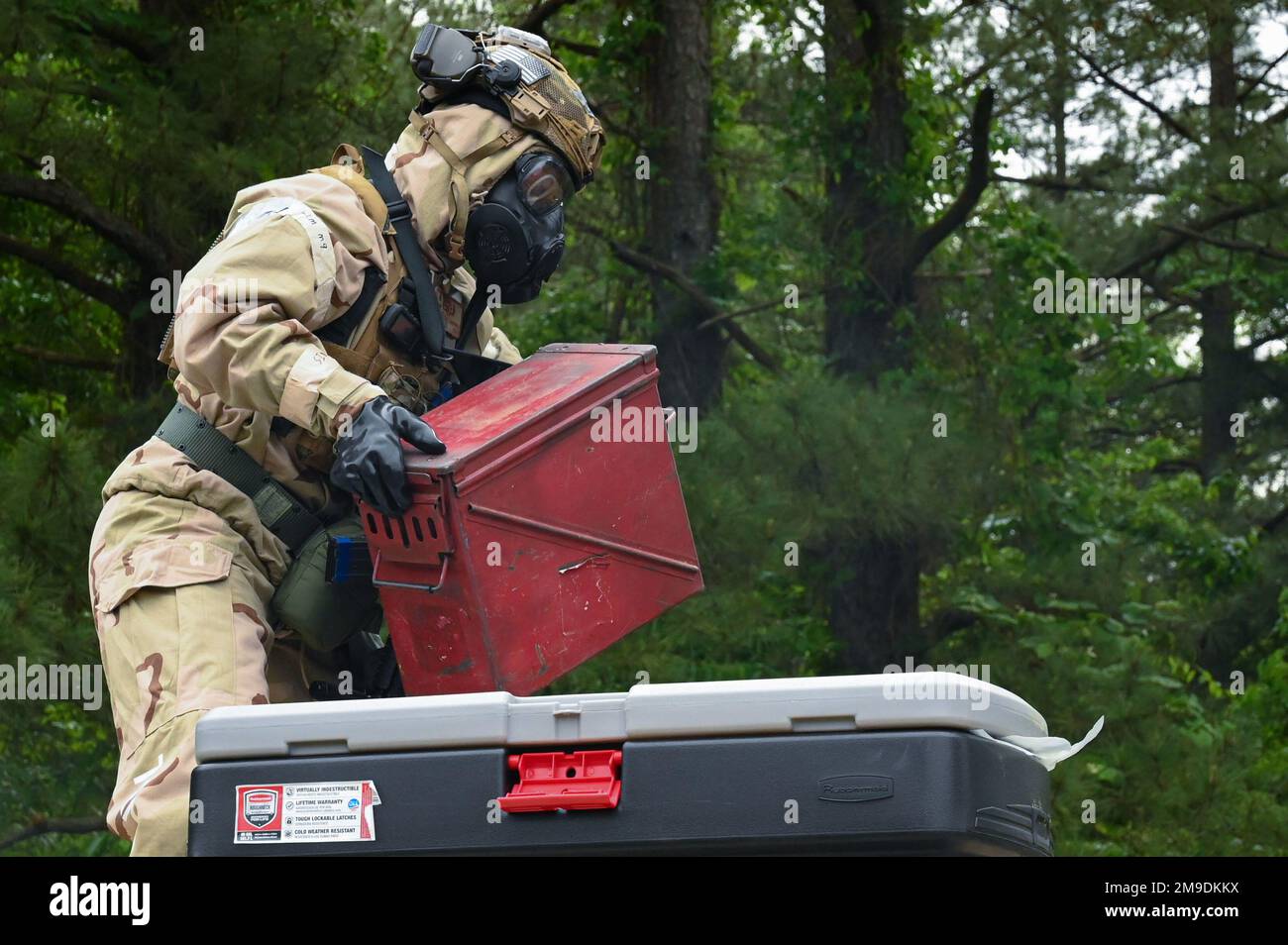 Senior Airman Christian Campbell, 19th ingegnere civile Squadron tecnico di smaltimento di ordigni esplosivi, assicura un ordigno simulato non esploso durante ROCKI 22-03 presso la base aeronautica di Little Rock, Arkansas, 17 maggio 2022. Progettati per convalidare le capacità di prontezza a spettro completo dell'ala di sollevamento, gli esercizi ROCKI sono in genere suddivisi in fasi distinte, ciascuna intenzionalmente destinata a valutare l'ala in varie funzioni di combattimento. Foto Stock