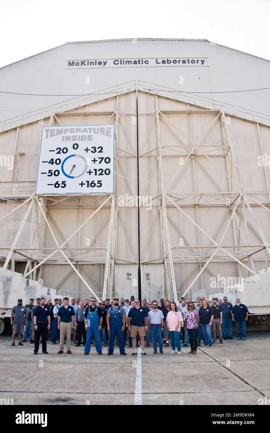 Il team del McKinley climate Laboratory, situato alla base dell'aeronautica militare di Eglin, Florida, posa per una foto all'esterno della camera principale dello stabilimento il 17 maggio 2022. Il team ha recentemente celebrato il 75th° anniversario della struttura. I primi test al MCL si sono verificati nel maggio 1947. Il MCL, che è in grado di produrre una gamma di temperature da meno 65 gradi Fahrenheit a 165 gradi Fahrenheit, può simulare qualsiasi ambiente climatico nel mondo ed è utilizzato per condurre una varietà di test climatici per il Dipartimento della Difesa, altre agenzie governative e l'industria privata. L'MCL viene utilizzato Foto Stock