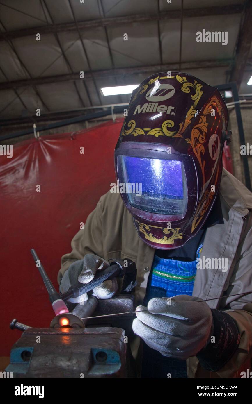 Il team del McKinley climate Laboratory, situato alla base dell'aeronautica militare di Eglin, Florida, posa per una foto all'esterno della camera principale dello stabilimento il 17 maggio 2022. Il team ha recentemente celebrato il 75th° anniversario della struttura. I primi test al MCL si sono verificati nel maggio 1947. Il MCL, che è in grado di produrre una gamma di temperature da meno 65 gradi Fahrenheit a 165 gradi Fahrenheit, può simulare qualsiasi ambiente climatico nel mondo ed è utilizzato per condurre una varietà di test climatici per il Dipartimento della Difesa, altre agenzie governative e l'industria privata. L'MCL viene utilizzato Foto Stock