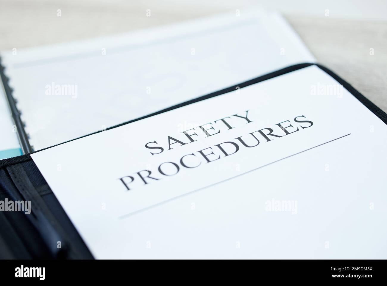 Se lavori con noi, vogliamo tenerti al sicuro. Un documento con le procedure di sicurezza su di esso in un ufficio. Foto Stock