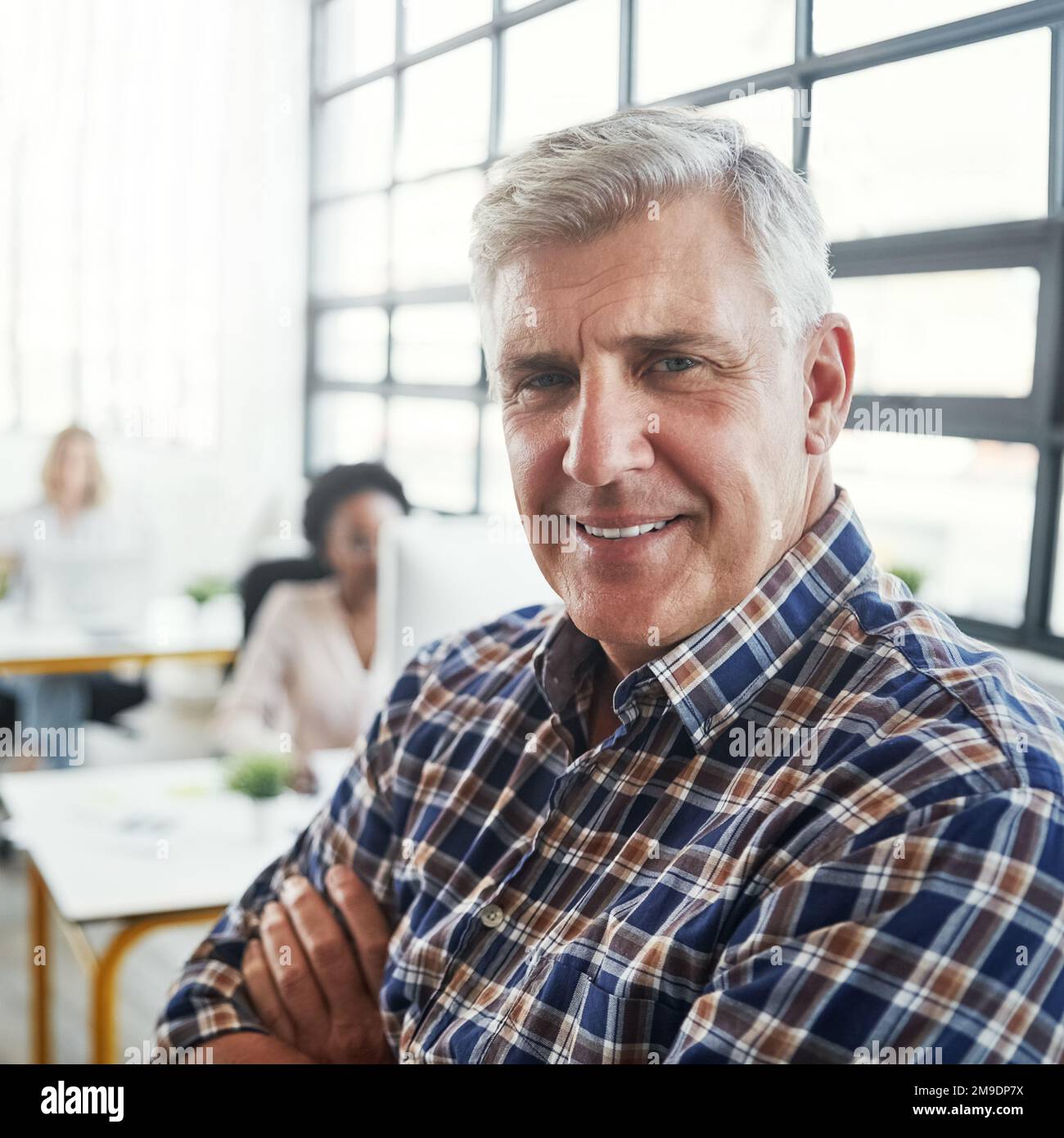 Uomo d'affari senior in ritratto, creativo in azienda di web design e sorridere con il marketing digitale e SEO. Faccia del dipendente, successo sul posto di lavoro e. Foto Stock