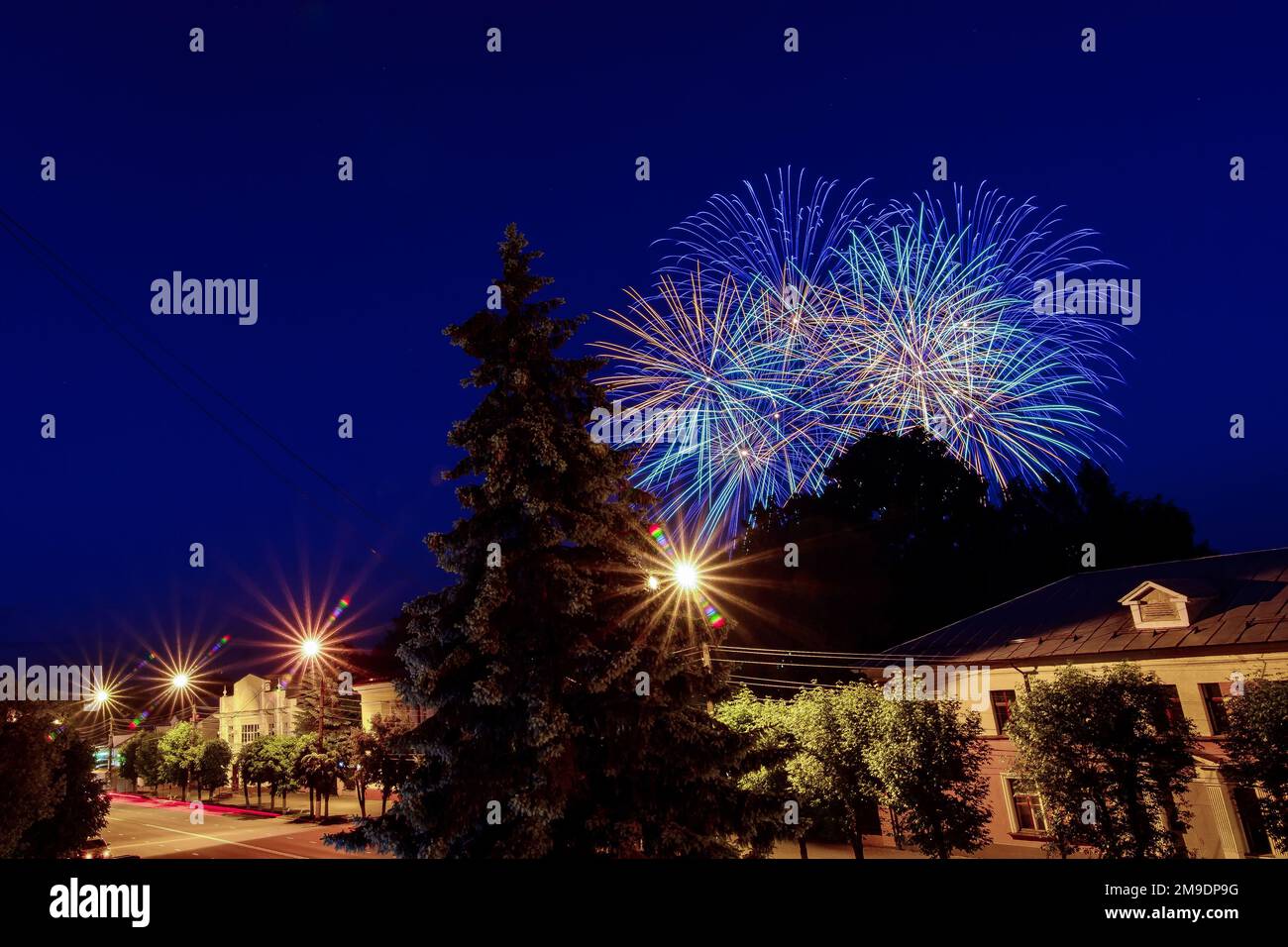 Lampi multicolore di fuochi d'artificio sulla città nella notte di festa Foto Stock