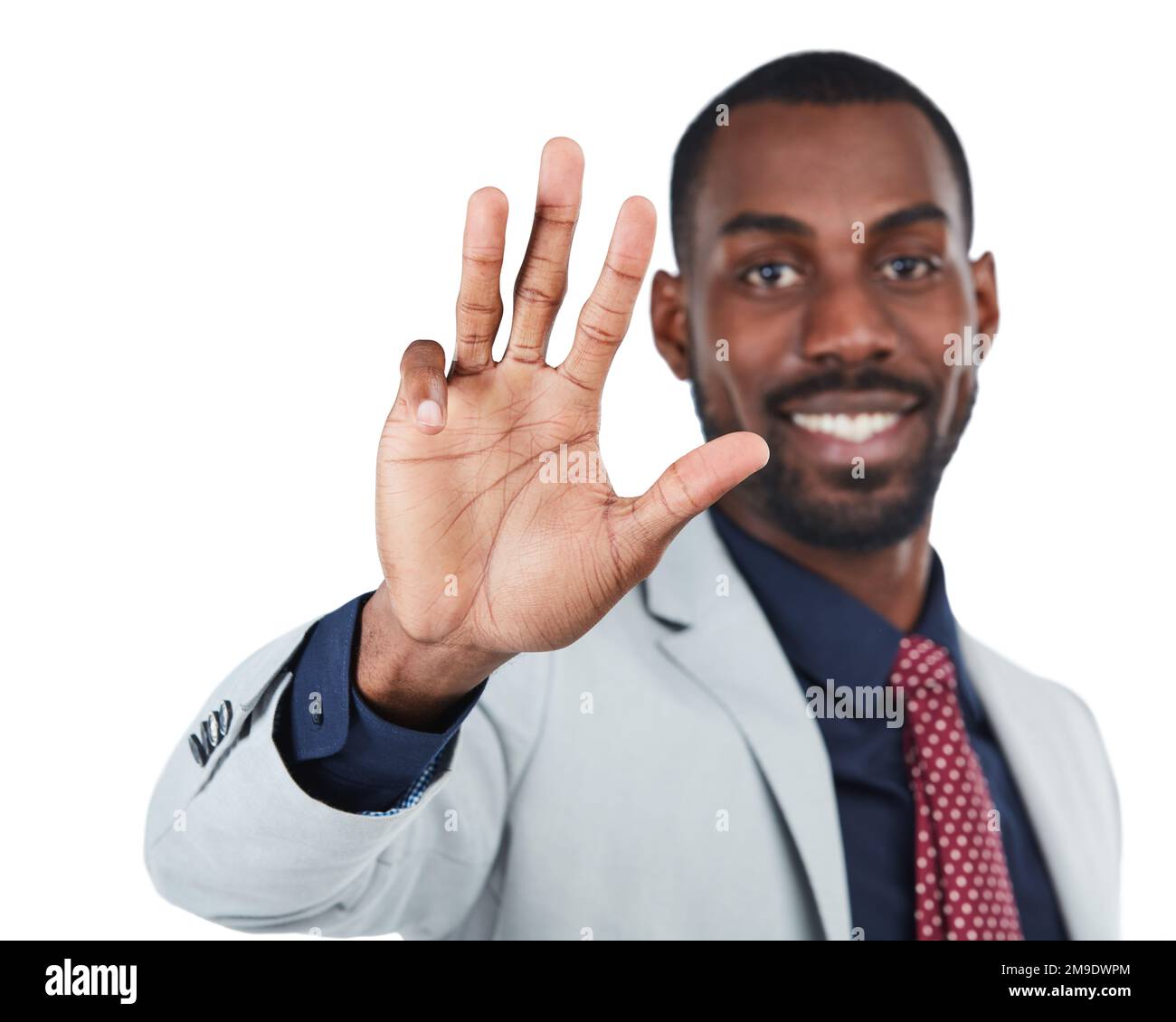 Uomo nero, ritratto aziendale e mano per mostrare le dita, segno o numeri isolati su sfondo bianco. Le mani di imprenditore maschio mostrano il simbolo, emoji o. Foto Stock