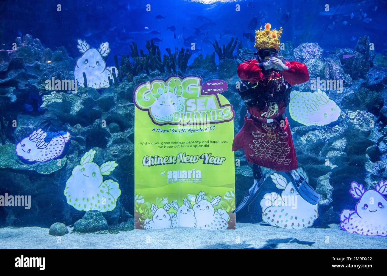 Kuala Lumpur, Malesia. 18th Jan, 2023. Un subacqueo vestito con un costume di God of Fortune si esibisce all'Aquaria KLCC in vista delle celebrazioni del Capodanno lunare. Il nuovo anno lunare, che cade il 22 gennaio 2023, accoglie l'anno del coniglio, che i cinesi di tutto il mondo celebreranno. Credit: SOPA Images Limited/Alamy Live News Foto Stock