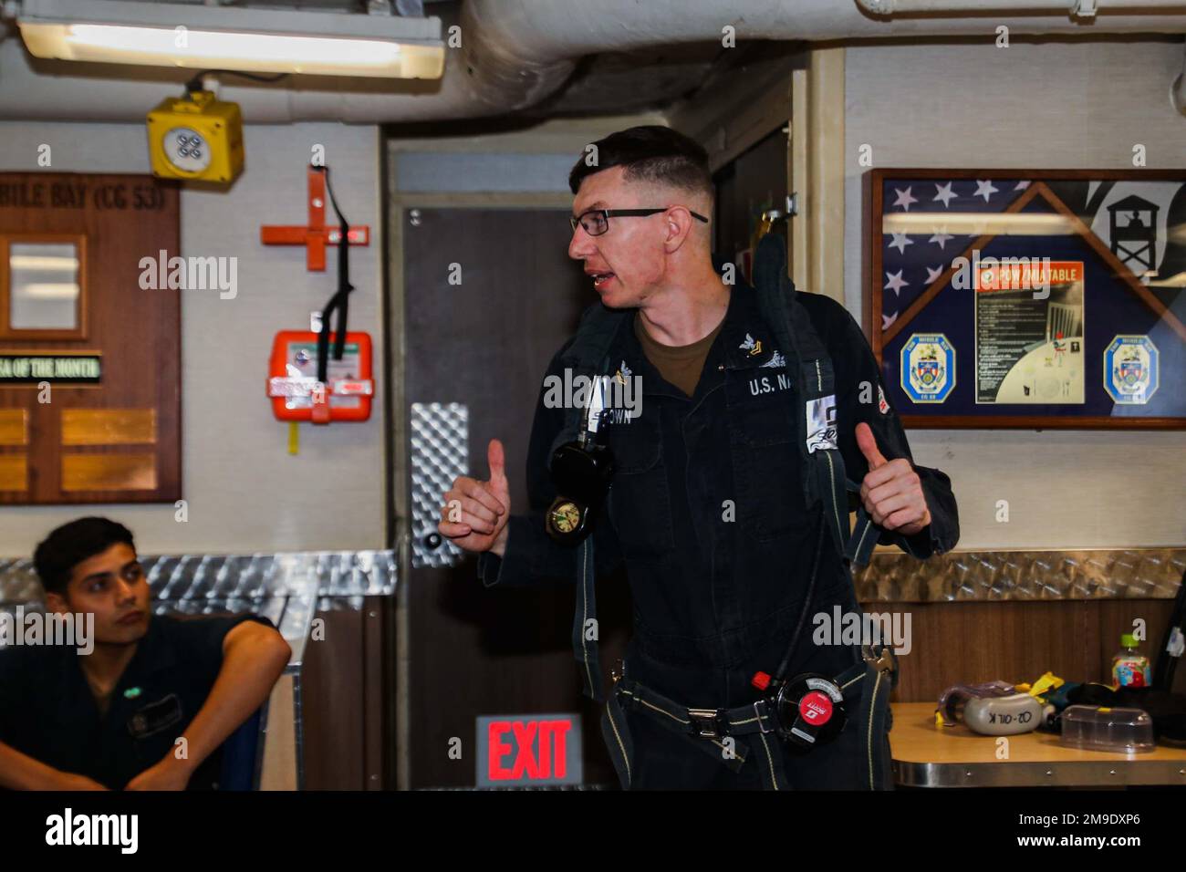 PHILIPPINE SEA (18 maggio 2022) Hull Systems Technician 2nd Class Matthew Brown, di Charlotte, N.C., dimostra l'uso di un apparato respiratorio autonomo (SCBA) a bordo dell'incrociatore missilistico guidato di classe Ticonderoga USS Mobile Bay (CG 53). Abraham Lincoln Strike Group è in fase di implementazione pianificata nell'area delle operazioni della flotta 7th degli Stati Uniti per migliorare l'interoperabilità attraverso alleanze e partnership e al tempo stesso fungere da forza di risposta pronta a sostegno di una regione indomPacifico libera e aperta. Foto Stock