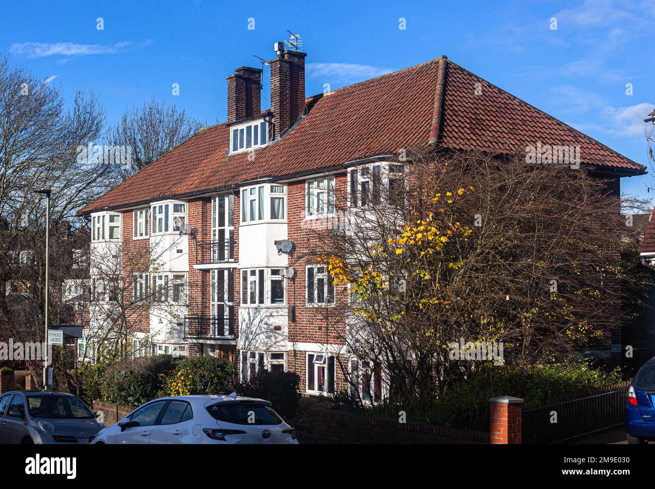 Edificio residenziale con tetto in piastrelle di argilla, Penhurst Gardens, Edgware, Greater London, Inghilterra, REGNO UNITO. Foto Stock