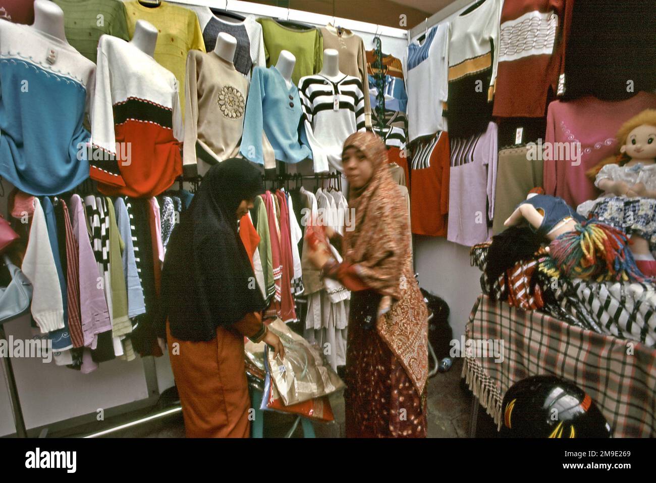 Donne in un negozio di abbigliamento femminile vicino alla moschea Daarut Tauhiid a Gegerkalong, Bandung, West Java, Indonesia. Fondata dal famoso predicatore islamico indonesiano KH Abdullah Gymnastiar, Daarut Tauhiid e la sua filiale di gestione Manajemen Qolbu (mq) sono riusciti a intensificare il turismo religioso e le attività economiche nella zona di Gegerkalong a Bandung City. Foto Stock
