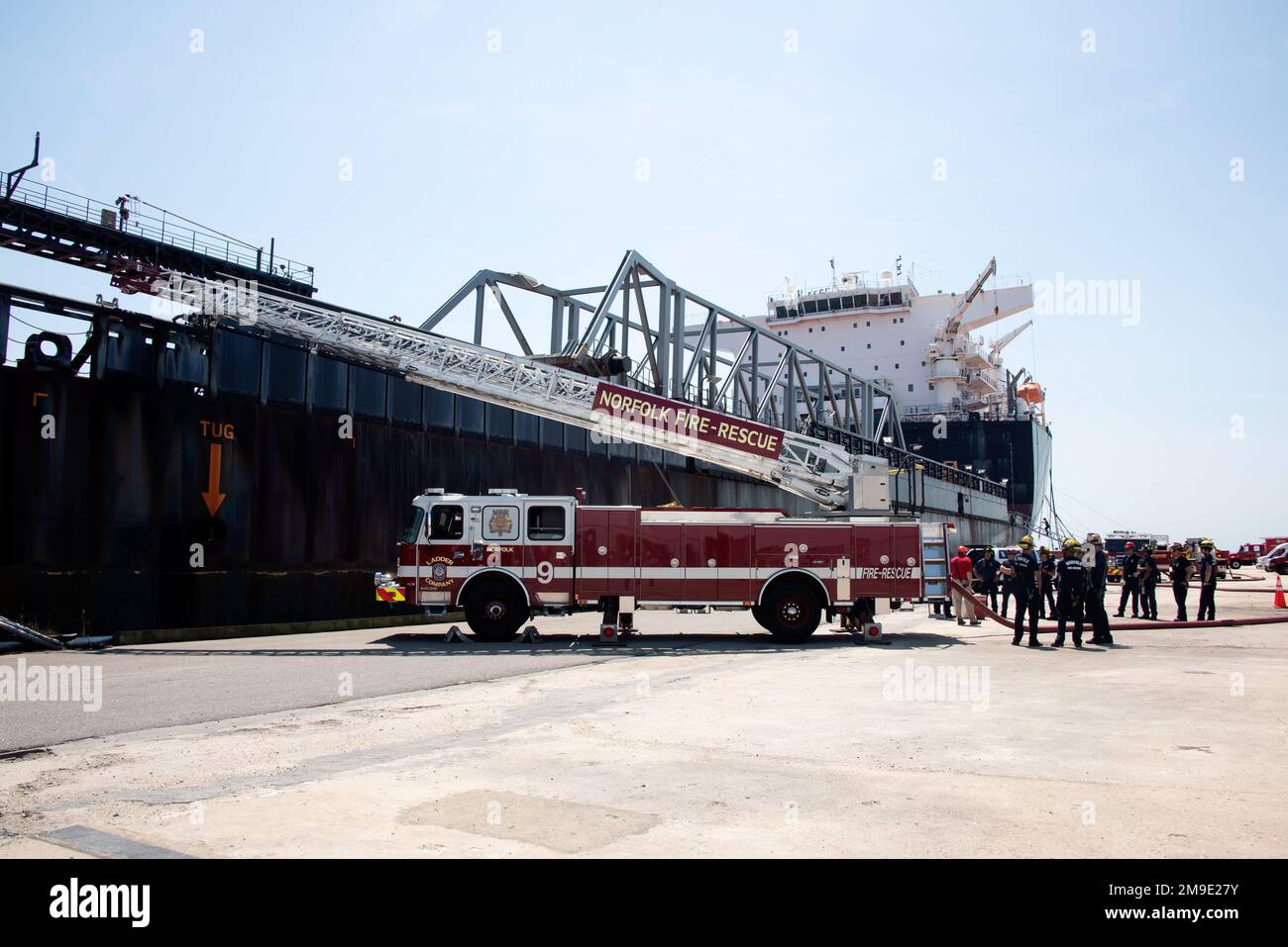 Gli studenti del Maritime Incident Response Team (MIR) del Porto della Virginia conducono un addestramento antincendio a bordo dell'USNS Montford Point (T-ESD 1). La formazione faceva parte di un simposio MIRT della durata di una settimana in cui più di 120 vigili del fuoco di vari paesi si sono convergenti nella regione per addestrare e collaborare al repellone degli incidenti marittimi. Foto Stock