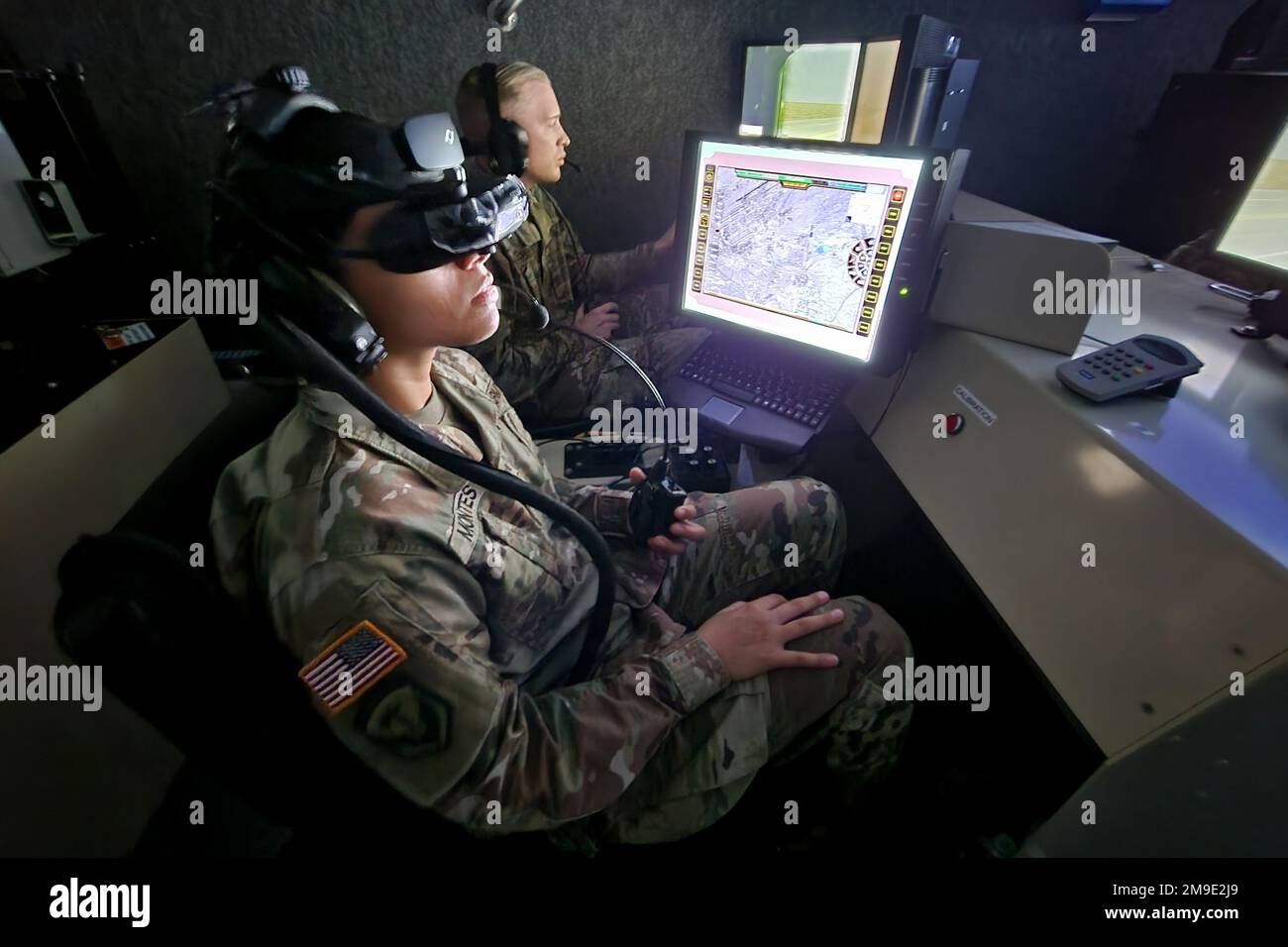 I soldati con il 42nd Regional Support Group, New Jersey National Guard, addestrano le operazioni di convoglio su un sistema di addestramento operativo di convoglio virtuale a Fort Indiantown Gap, Pennsylvania, 18 maggio 2022. Il VCOT è un sistema di addestramento virtuale che fornisce un movimento senza restrizioni in tutto il campo di battaglia virtuale addestrando i soldati nelle abilità di convoglio di base e avanzate. I 42D soldati RSG sono alla FTIG che svolgono il loro allenamento annuale di due settimane. Foto Stock