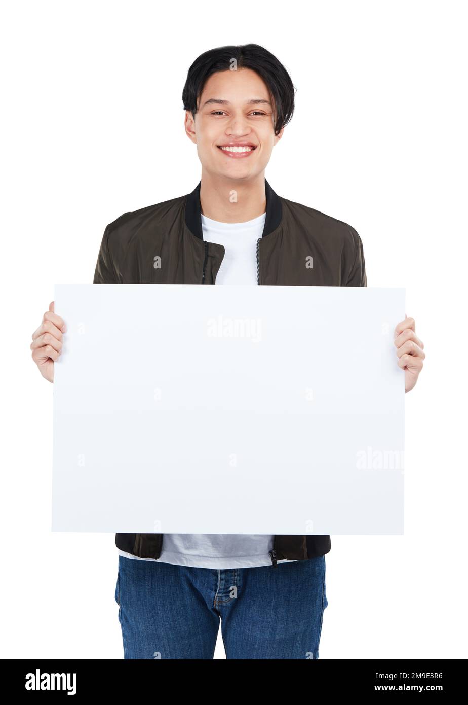 Sorriso, ritratto e uomo asiatico con poster per mockup, marketing o spazio pubblicitario in studio isolato su sfondo bianco. Posizionamento del prodotto Foto Stock