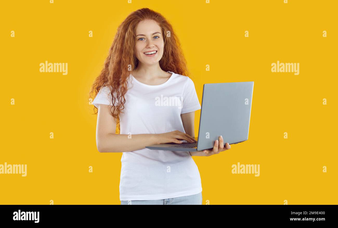 Studentessa che utilizza un computer portatile per lavorare in remoto, e-learning all'università o fare acquisti online. Foto Stock