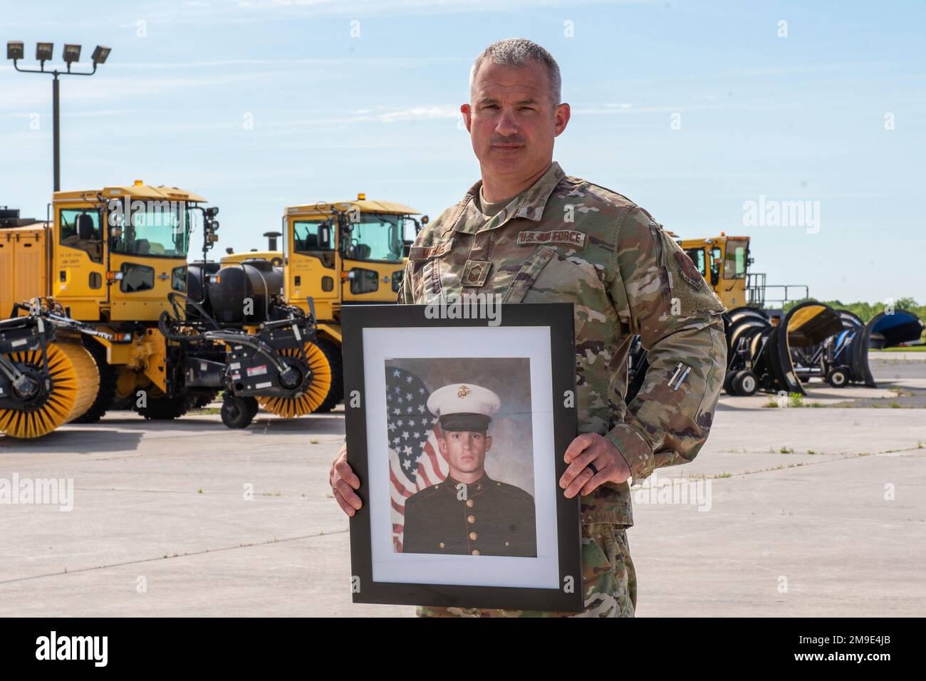 STATI UNITI Josh Michael, Senior Master dell'aeronautica militare, servito negli Stati Uniti Marine Corps per quattro anni prima di unirsi alla 167th Airlift Wing, dove ora è leader senior arruolato per il 167th Civil Engineering Squadron. In onore del giorno delle forze armate, il 167th Airlift Wing Heritage and Diversity Council riconosce i diversi background degli Airlift Wing Airmen 167th e mette in evidenza il loro servizio precedente. Foto Stock