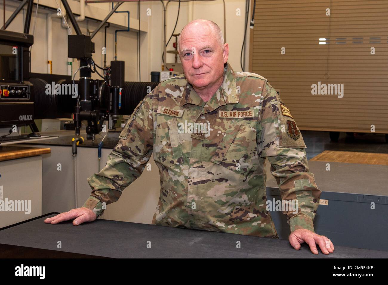 STATI UNITI Tecnologia Air Force. Thomas Glennon ha servito nella marina per cinque anni come saldatore macchinista prima di unirsi alla 167th Airlift Wing dove è specialista in tecnologia dei metalli. In onore del giorno delle forze armate, il 167th Airlift Wing Heritage and Diversity Council riconosce i diversi background degli Airlift Wing Airmen 167th e mette in evidenza il loro servizio precedente. Foto Stock