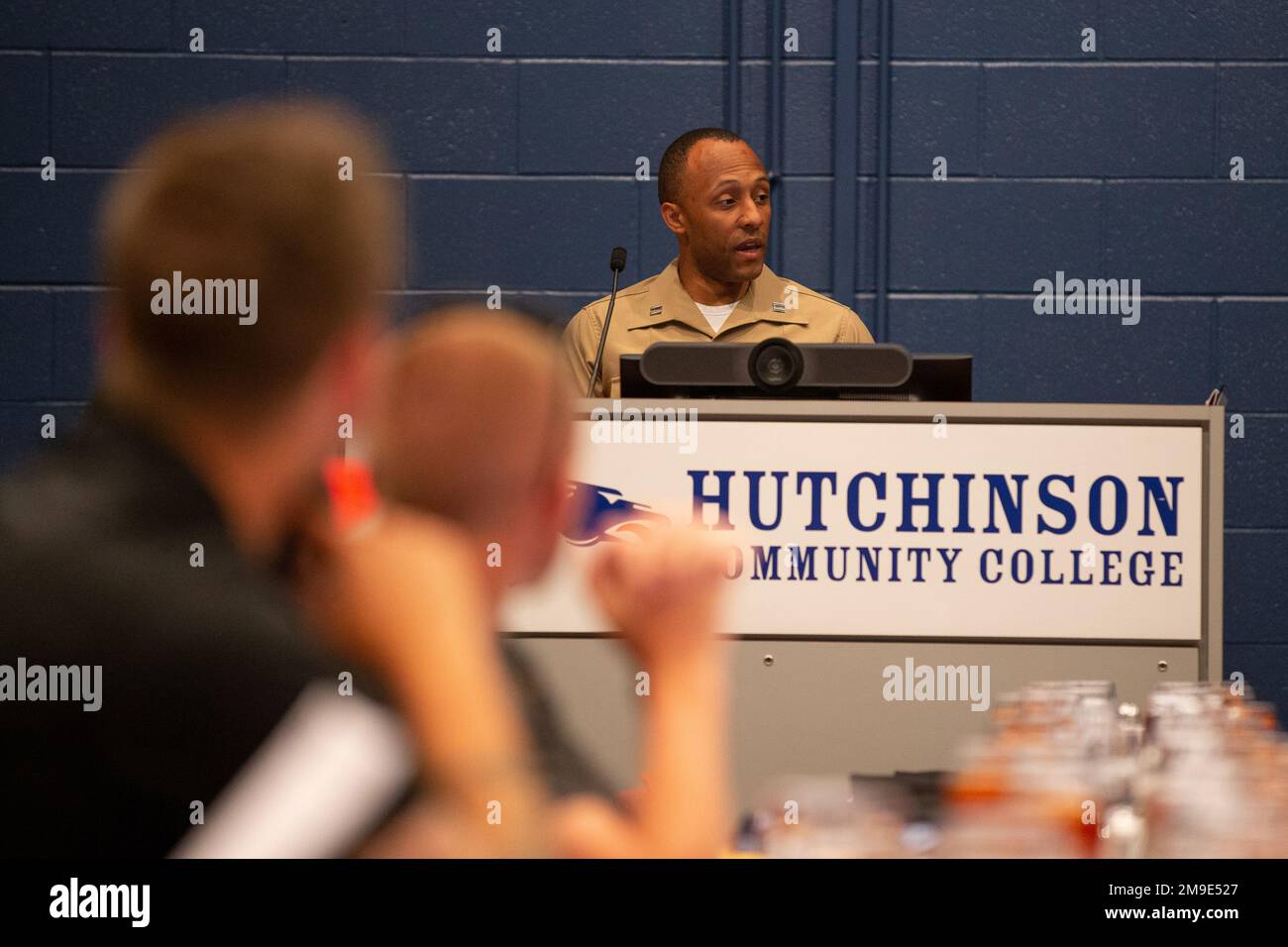 STATI UNITI Aaron Webster, responsabile nazionale della partnership con Marine Corps Recruiting Command, tiene un discorso sulle opportunità del corpo dei Marine presso il National Junior College Athletic Association Campionato di atletica maschile e femminile all'aperto e sul campo nella sala conferenze dell'Hutchinson Community College di Hutchinson, Kan., Maggio 18. Il corpo dei Marine ha iniziato a collaborare con NJCAA nel 2021 per condividere opportunità di carriera con atleti e allenatori. Foto Stock