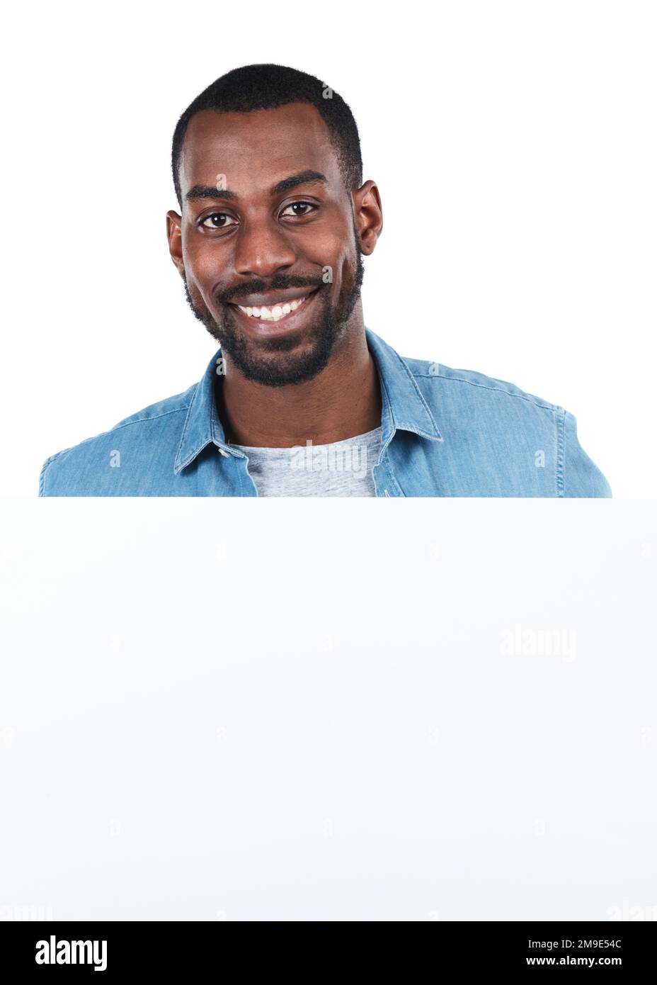 Volto, ritratto e uomo nero con poster per mockup, marketing o spazio pubblicitario in studio isolato su uno sfondo bianco. Posizionamento del prodotto Foto Stock
