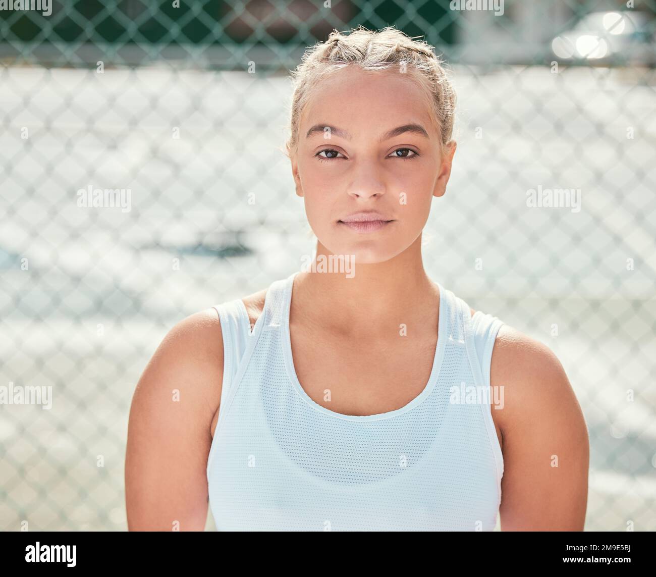 Im si è dedicato ad essere il migliore. una giovane donna attraente che si alza da sola fuori durante la pratica del tennis. Foto Stock