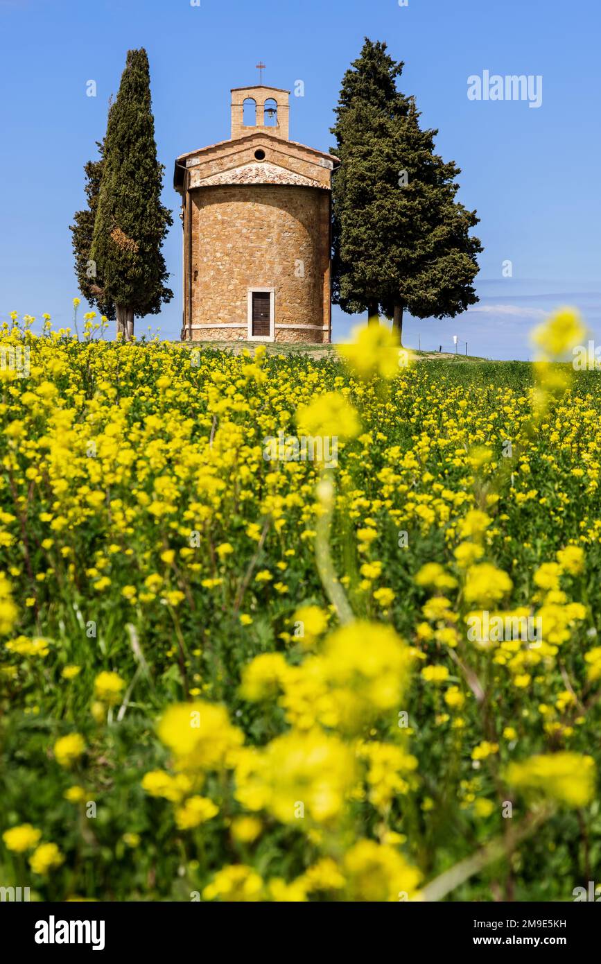 Cappella della Madonna di Vitaleta, famosa cappella della Val d'Orcia in Toscana. Foto Stock