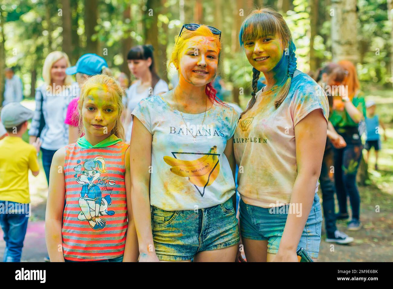 VICHUGA, RUSSIA - 17 GIUGNO 2018: Festival dei colori Holi. Ragazze felici in vacanza Foto Stock