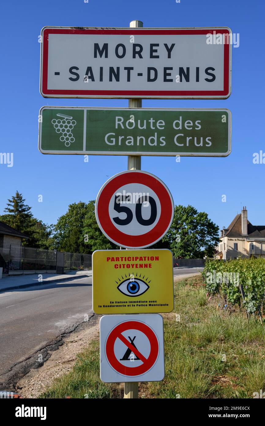 Segno di città di Morey-Saint-Denis sulla Route des Grand-Crus, strada dei vini pregiati, Cote-d'Or Dipartimento, Borgogna-Franche-Comte, Borgogna, Francia Foto Stock